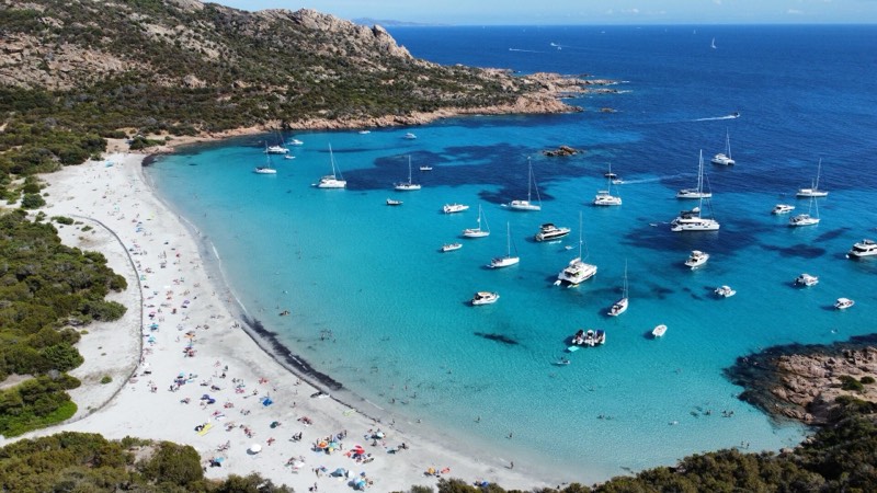 Vue aérienne au drone — plage et bateaux, Corse