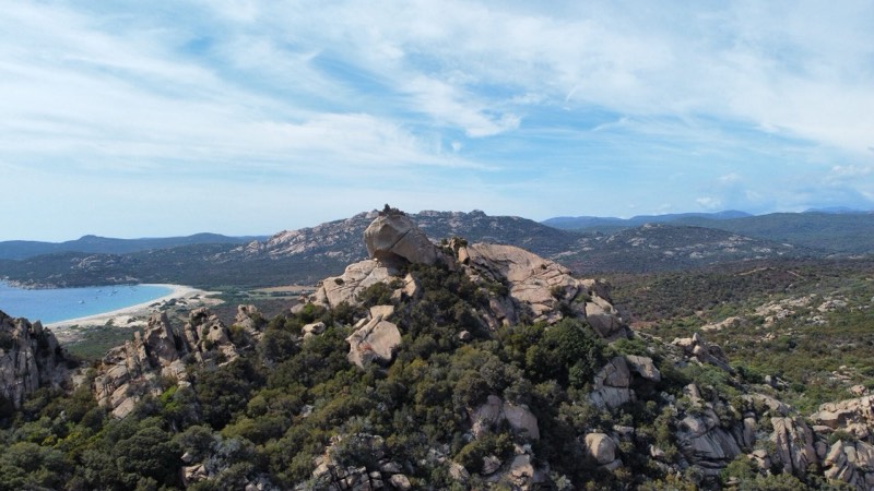 Vue aérienne au drone — crête rocheuse et baie, Corse