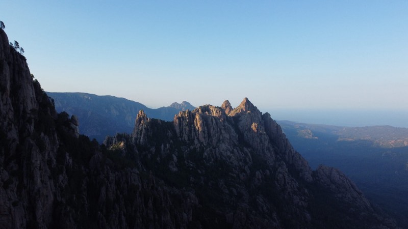 Vue aérienne au drone — crêtes rocheuses