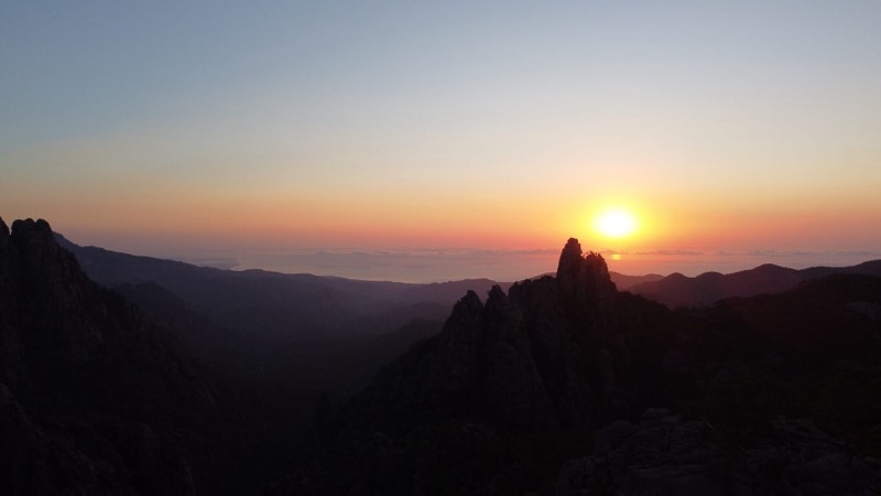 Vue aérienne au drone — coucher de soleil sur la mer