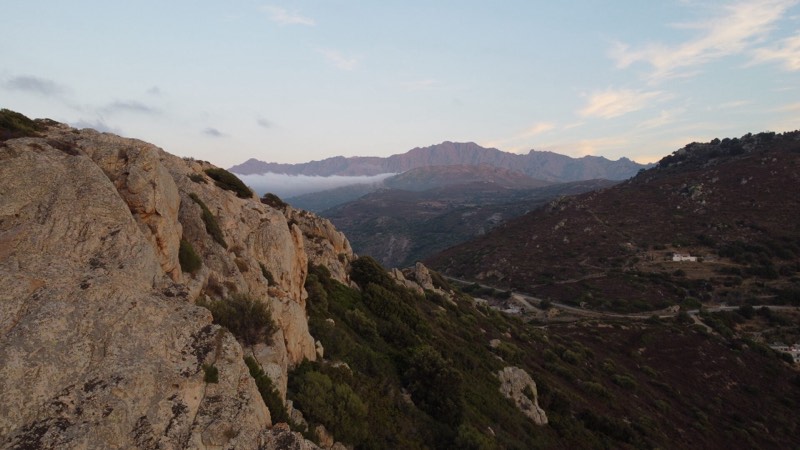 Vue aérienne au drone — vallée et montagnes