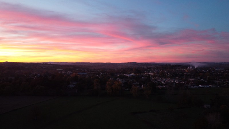 Vue aérienne au drone — lever de soleil sur la ville