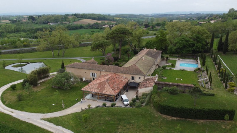 Vue aérienne au drone — domaine et piscine